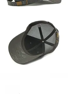 Dettaglio cappello camouflage con rete traspirante e fibbia di chiusura in metallo