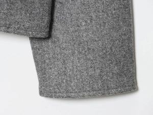 Vue détaillée de la texture du mélange de laine gris et de la qualité de la couture