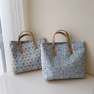 Détails de sacs fourre-tout en coton imprimé fleuri avec poignées en cuir