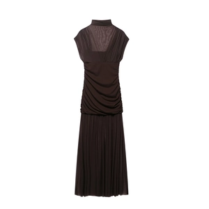 Abito midi aderente marrone scuro senza maniche in tulle con collo alto e pieghe
