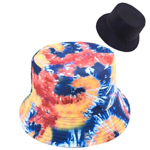 Détail d'un bob tie-dye coloré aux tourbillons vifs et coutures de bordure renforcées