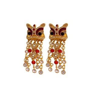 Boucles d'oreilles lion chinois doré avec pompons en émail rouge et diamants brillants
