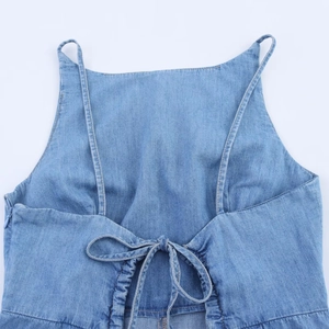 Détail du laçage croisé dans le dos et fines bretelles sur robe caraco en jean bleu clair