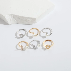 Luxury 6-piece flower ring set with pearls and rhinestones in gold and silver finish