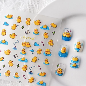 Detail von 3D-Enten-Nagelaufklebern auf Nägeln mit süßen gelben Entenmustern