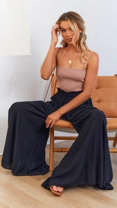 Detail von hohem elastischem Bund und Kordelzug an schwarzer Damen-Weitbeinhose