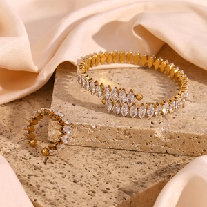 Dettaglio del set bracciale e anello placcati in oro con zirconi marquise su base in pietra