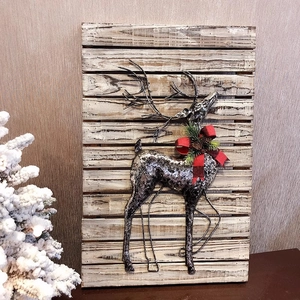Decorazione da parete renna in metallo rustico su placca di legno per Natale