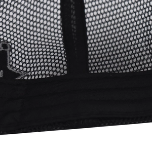 Gros plan sur le tissu en maille noire et les coutures renforcées d'une casquette de baseball