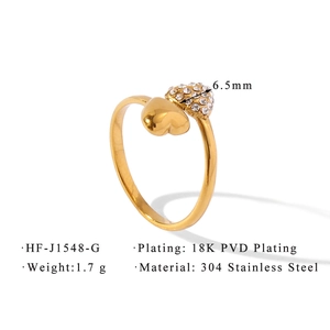 Dettaglio dell'anello a doppio cuore placcato oro 18K con finitura lucida e zirconi