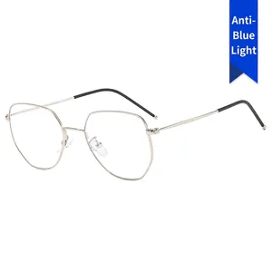 Occhiali poligonali in metallo con filtro luce blu e montatura sottile argento leggera