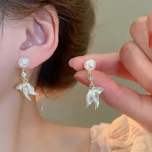 Boucles D'oreilles Pendantes Élégantes Avec Künstliche Perles Et Strass Pétale De Fleur Aile Émail Style Rétro Français Pour Femmes Tige En Argent