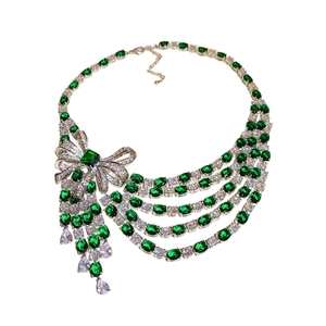 Élégant collier à plusieurs couches de zircon émeraude verte avec nœud argenté
