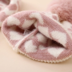 Rosa Baby Strickset mit Herzmuster und weichem Bommel für warme Wintertage