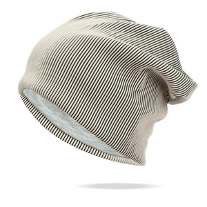 Détail du bonnet en tricot double couche avec rayures verticales et doublure douce