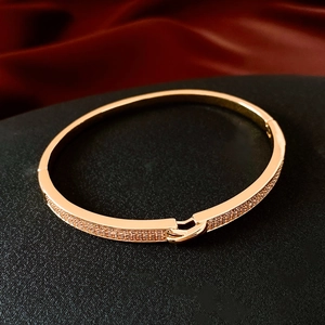 Vue détaillée du bracelet plaqué or 18 carats avec boucle croisée et zircons sertis