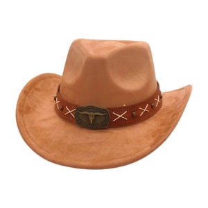 Detail eines Western-Cowboyhutes mit Lederband und metallener Stierschädel-Schnalle