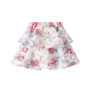 Détail d'une jupe à fleurs à volants avec roses roses et une taille élastique