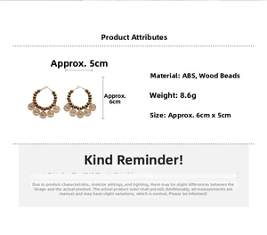 Vue détaillée des boucles d'oreilles bohèmes en perles de bois et pièces de monnaie