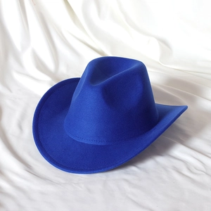 Detailansicht des königsblauen Fedora-Hutes mit aufgebogener Krempe und Ziernaht