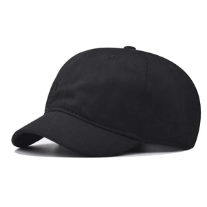 Gros plan d'une casquette de baseball noire montrant les coutures détaillées à six pans