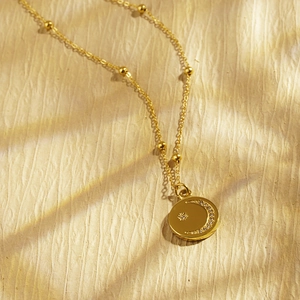 Collier élégant doré avec pendentif pièce étoile et lune en acier inoxydable poli pour femme