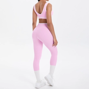 Detail der rosa Yoga-Kombi mit High-Waist-Leggings und Sport-BH mit weißem Saum, Rückansicht