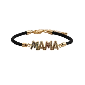 Detail eines verstellbaren schwarzen Armbands mit buntem Zirkonia MAMA Anhänger