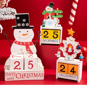 Dettaglio dei calendari dell'Avvento in legno a forma di pupazzo di neve e albero di Natale