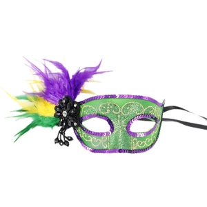 Détail du masque de mascarade à paillettes vertes avec plumes violettes et jaunes