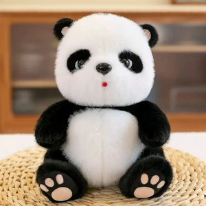 Niedliches Panda Plüschtier auf einer Naturstrohmatte mit weicher Fellstruktur