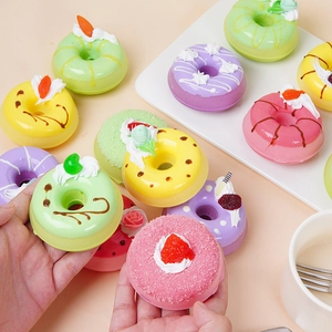 Set di ciambelle realistiche in PU colorate per decorazioni casa e scena fotografica