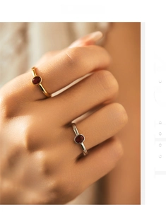 Gros plan de bagues en argent sterling s925 avec rubis ovales sur la main d'un mannequin