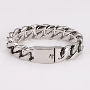 Detailaufnahme eines massiven silbernen Edelstahl-Panzerarmbands mit Kastenverschluss