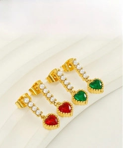 Dettagli di orecchini a cuore in zircone placcati oro 18K con perle in rosso e verde