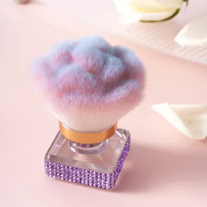 Luxuriöser Make-up-Pinsel mit rosa-blauem Farbverlauf und glitzerndem Kristallsockel
