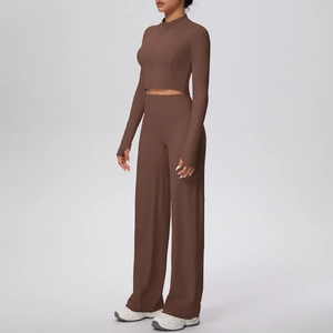 Détail de l'ensemble de yoga marron chocolat avec manches passe-pouce et pantalon large