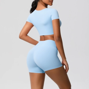 Detailansicht von hinten: hellblaues Yoga-Set mit Crop-Top und High-Waist-Shorts
