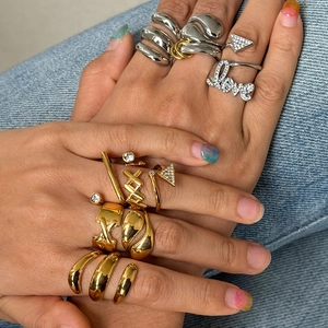 Schickes Ring-Set aus Gold und Silber Edelstahl mit Love-Schriftzug und Kristallen