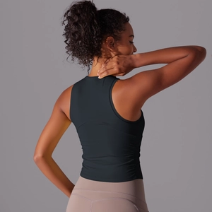Vue arrière d'un débardeur de sport noir en nylon soulignant les lignes musculaires
