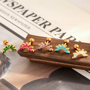 Boucles d'oreilles clous en acier inoxydable doré avec zircone marquise colorée