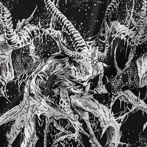 Dettaglio macro dell'arazzo bohémien bianco e nero con motivi gotici di teschi