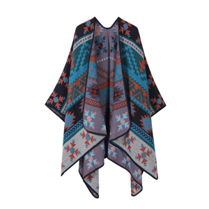 Ethno-Strickponcho mit geometrischem Muster in Marineblau, Orange und Türkis