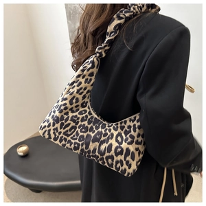 Détail du sac hobo imprimé léopard avec une bandoulière froncée au style rétro chic