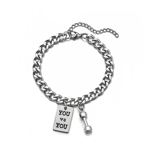 Bracelet haltère argenté avec plaque YOU VS YOU et maille gourmette élégante