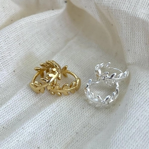 Vue détaillée de boucles d'oreilles feuille en argent sterling S925 en or et argent
