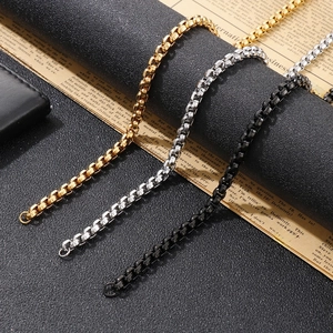 Dettaglio di catene hip hop modello box in finiture oro, argento e nero lucido