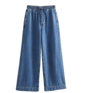 Detail einer blauen Denim-Weitbeinhose mit elastischem Kordelzug und feiner Textur