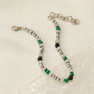 Elegante bracciale con perline di turchese e pietra vulcanica e catena in acciaio