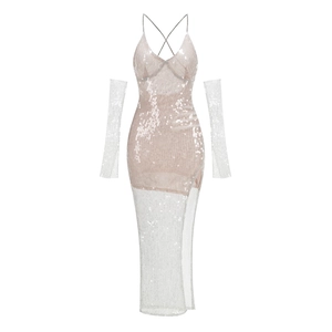 Silbernes Pailletten Abendkleid mit Netzstoff, Ärmelstulpen und hohem Beinschlitz